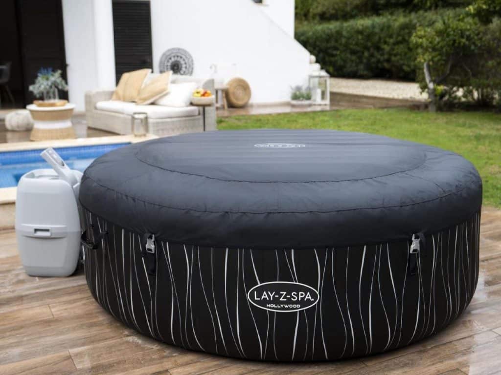 Spa gonflable couvert avec sa bâche de protection