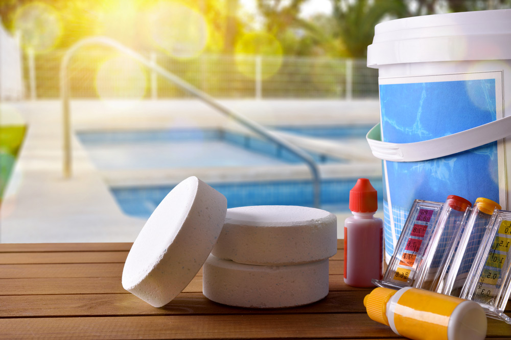 Chlore pour rattraper l'eau de la piscine