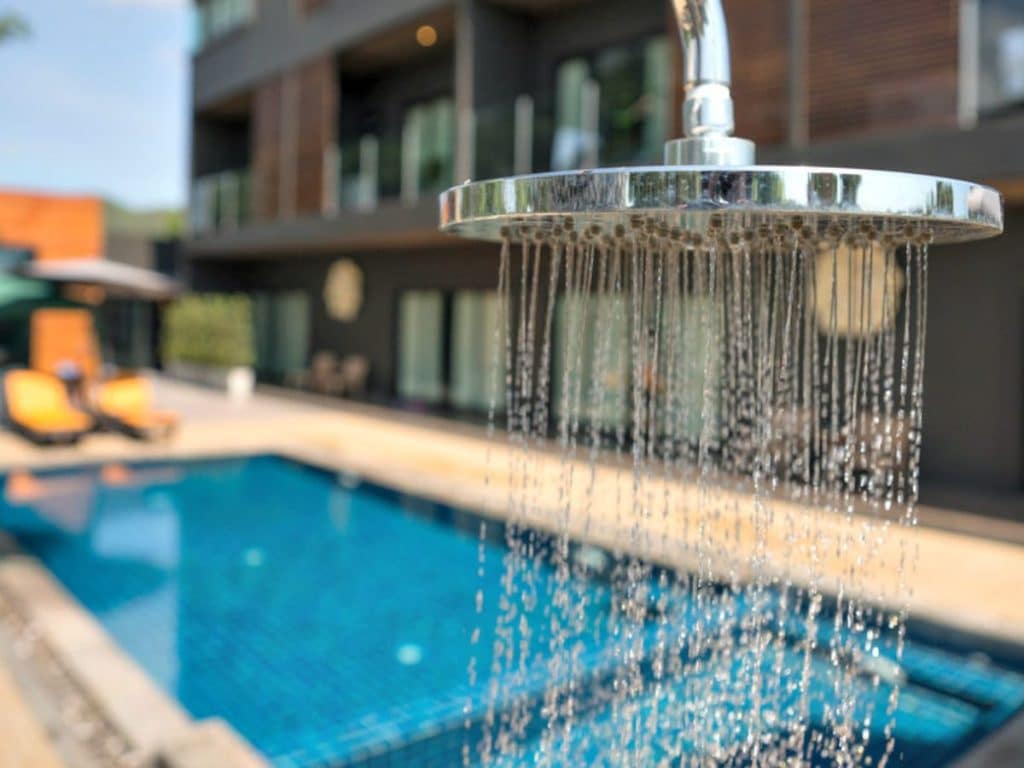 Douche solaire piscine
