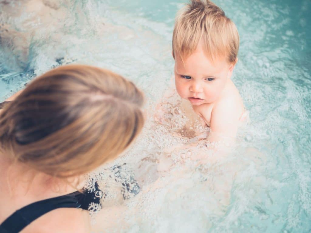 Bébé dans un spa avec sa mère