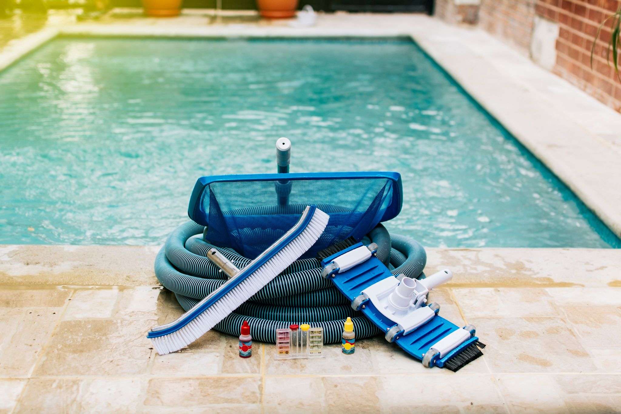 Equipement de piscine pour nettoyer eau verte
