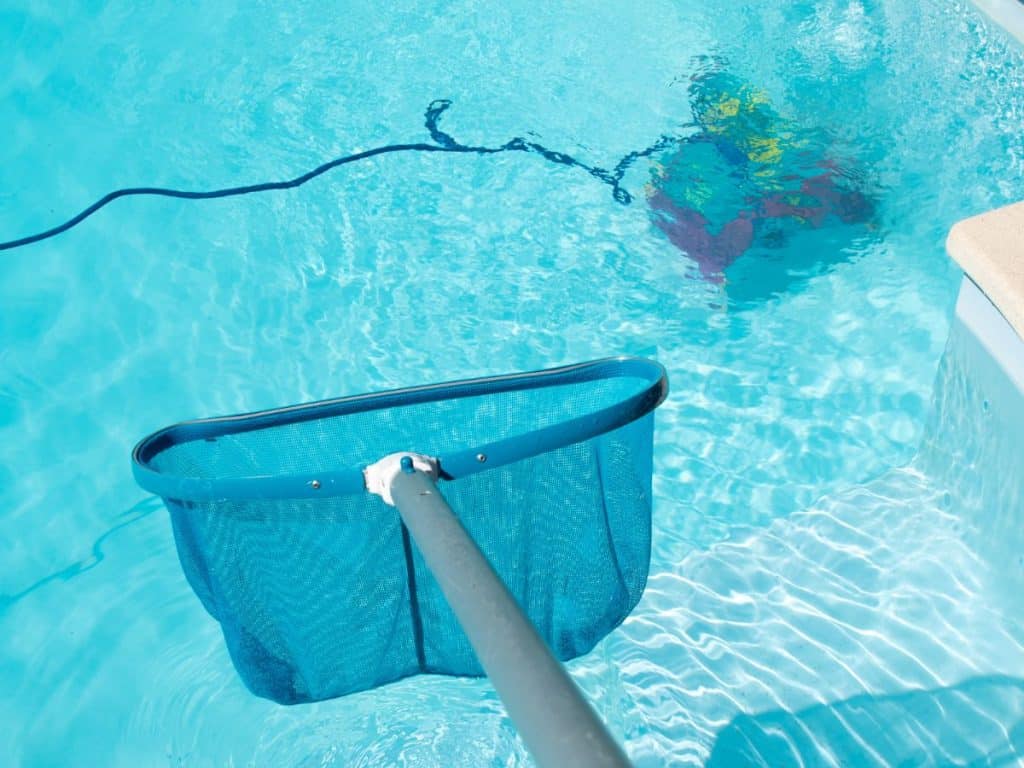 Nettoyage de piscine au robot électrique et épuisette