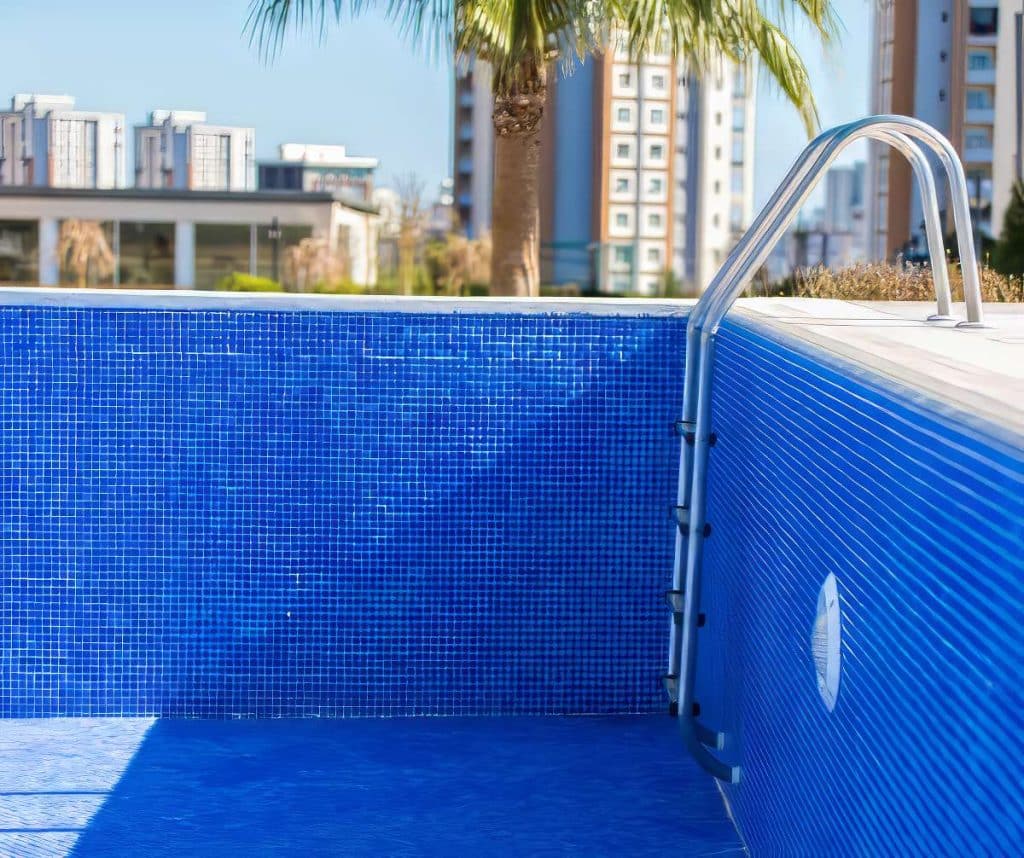 Vidanger une piscine en utilisant la bonde de fond