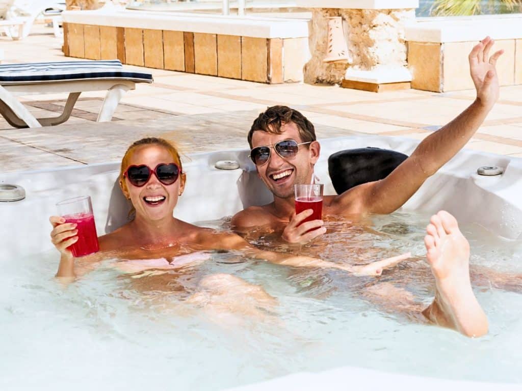Couple heureux qui se détend dans un spa