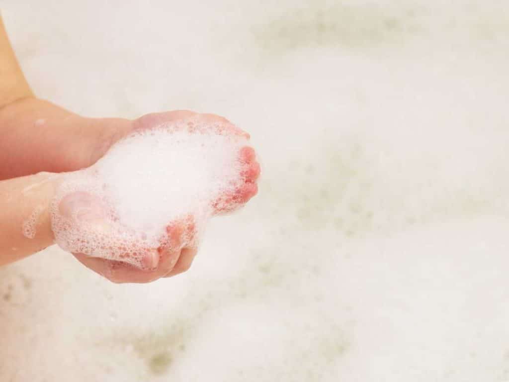 Eau du spa avec de la mousse