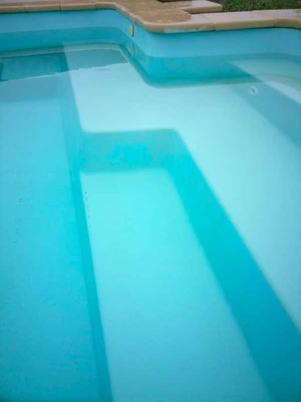Tâche sur la coque de la piscine